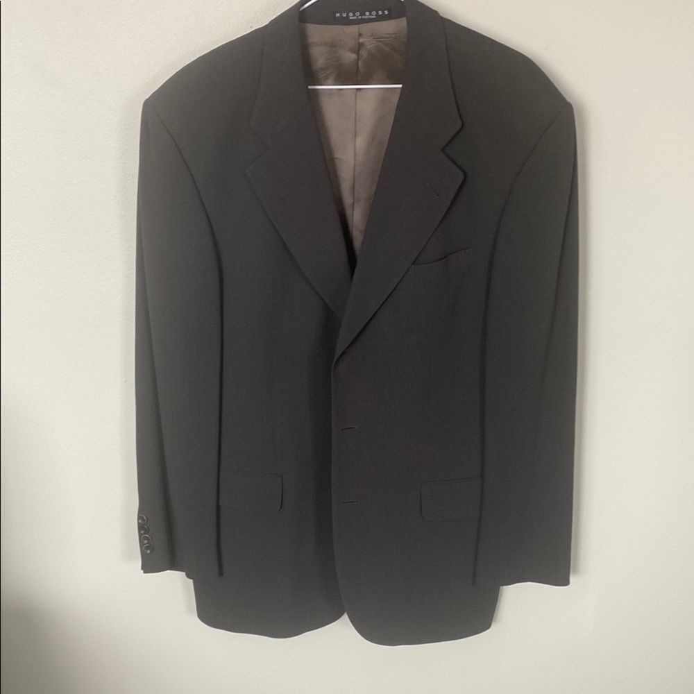 Hugo Boss Green Sport Coat with Classic Design and Structured Shoulders